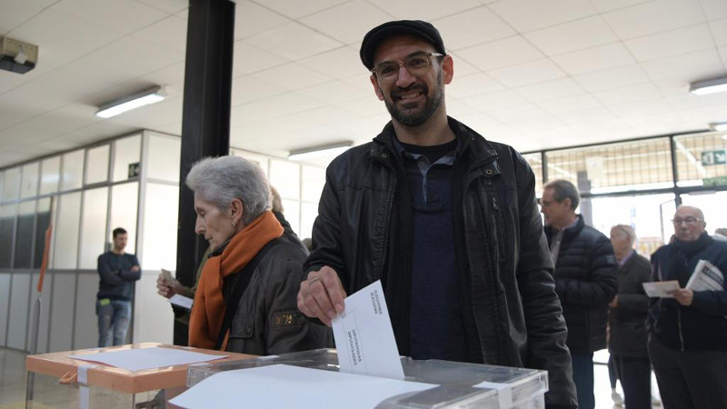 Maties Serracant votant a l'Escola Industrial
