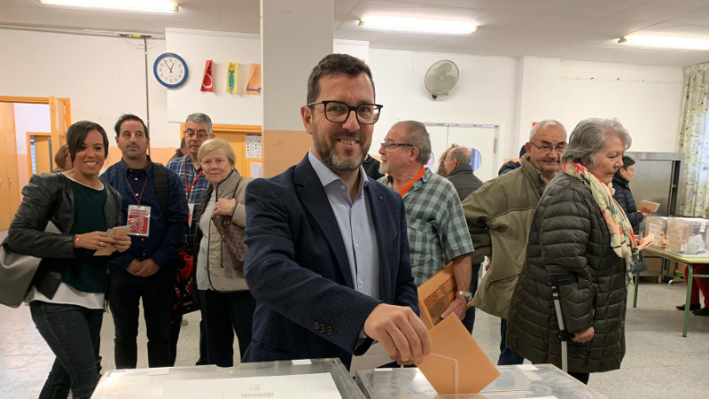 Paco Aranda, votant a l'Escola Pau Casals