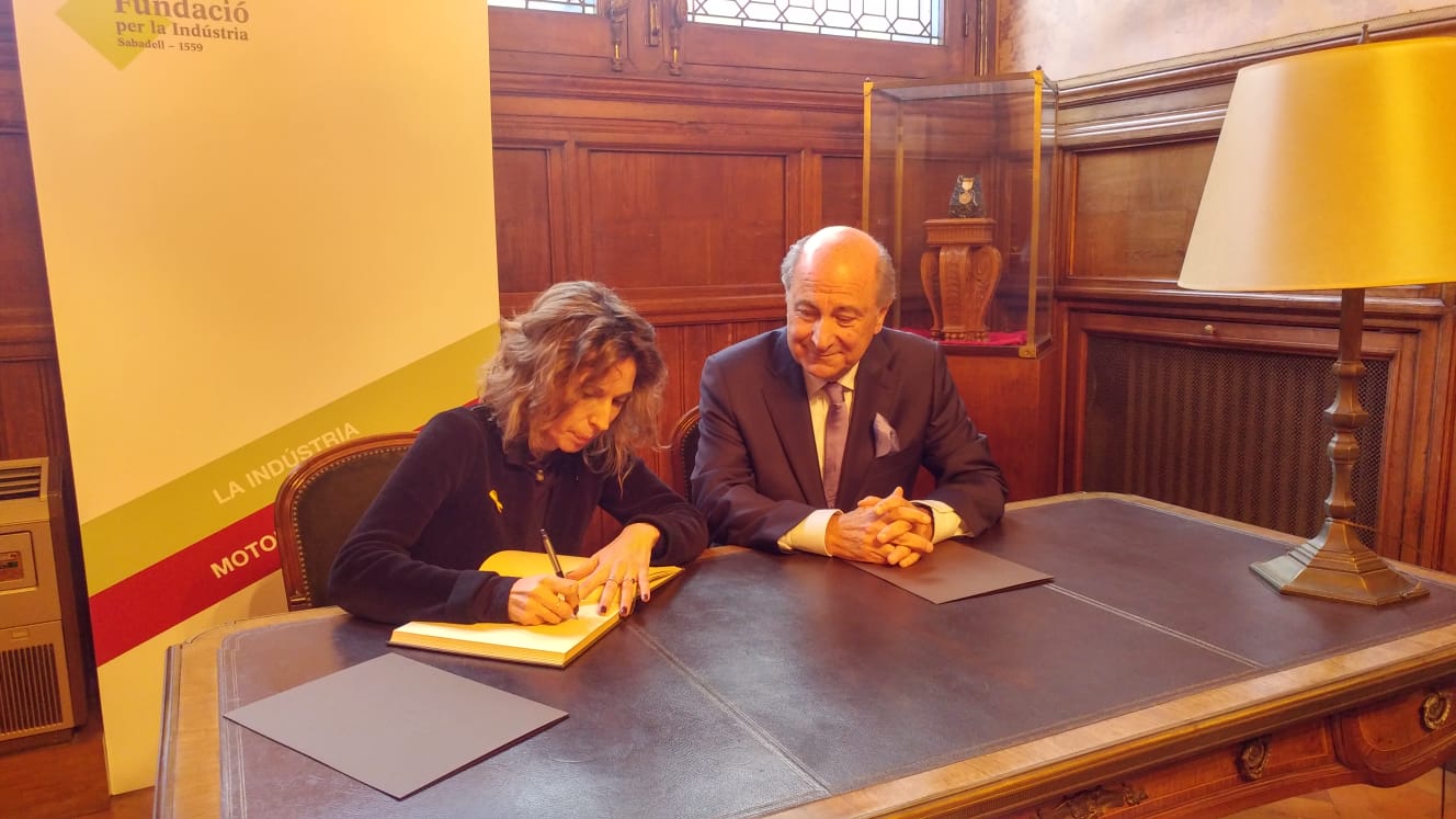 Àngels Chacón i Josep Roca, signant en conveni de col·laboració | Ràdio Sabadell