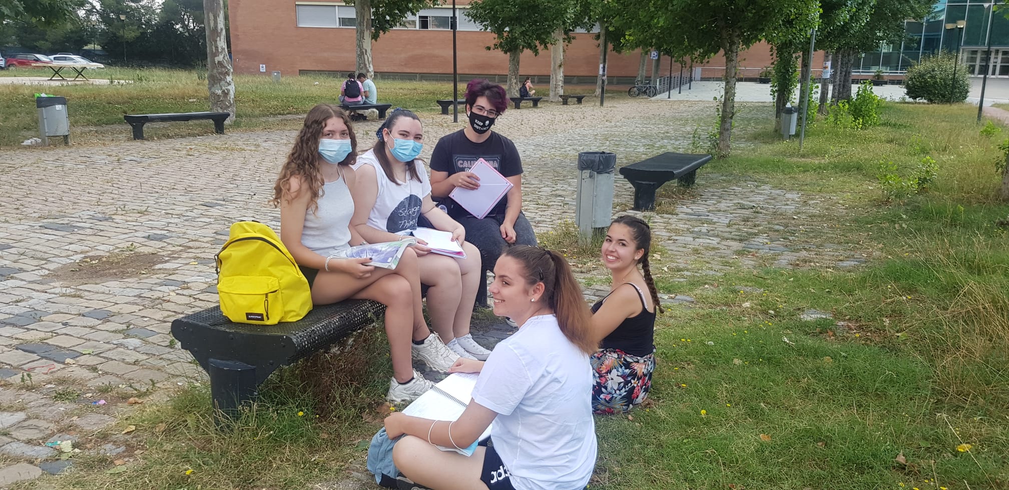 Alumnes estudiant per als primers exàmens de selectivitat al Campus de la UAB | Raquel García 