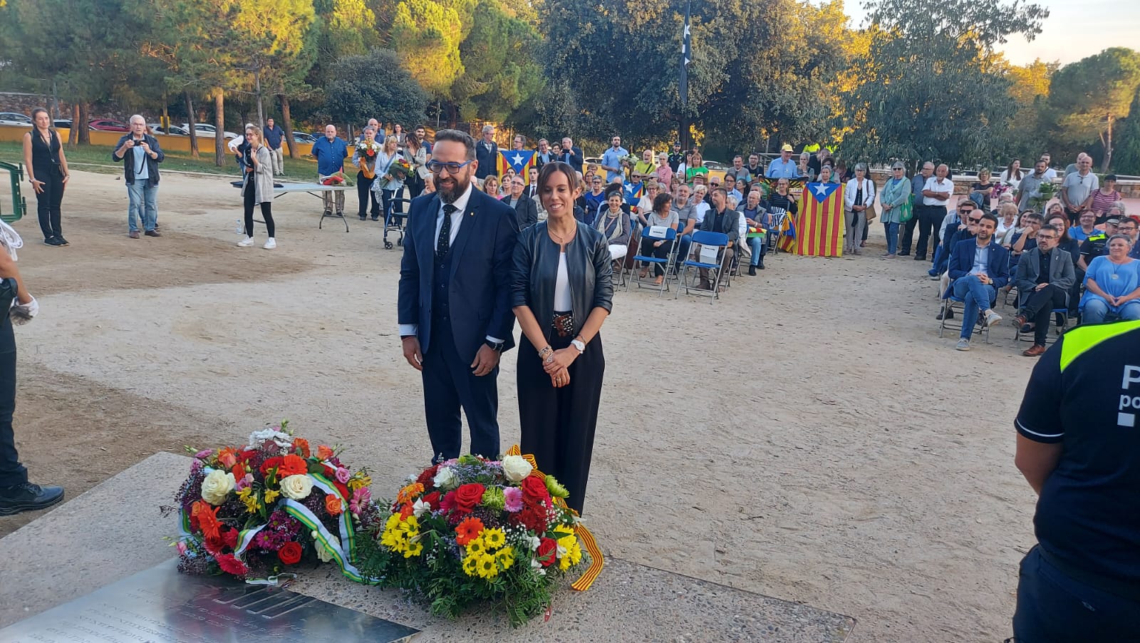 El conseller de Territori i l'alcaldessa de Sabadell fent l'ofrena floral | Núria García Matas