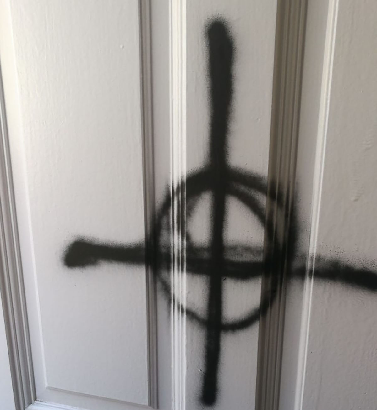El símbol nazi que es va trobar a la porta de casa
