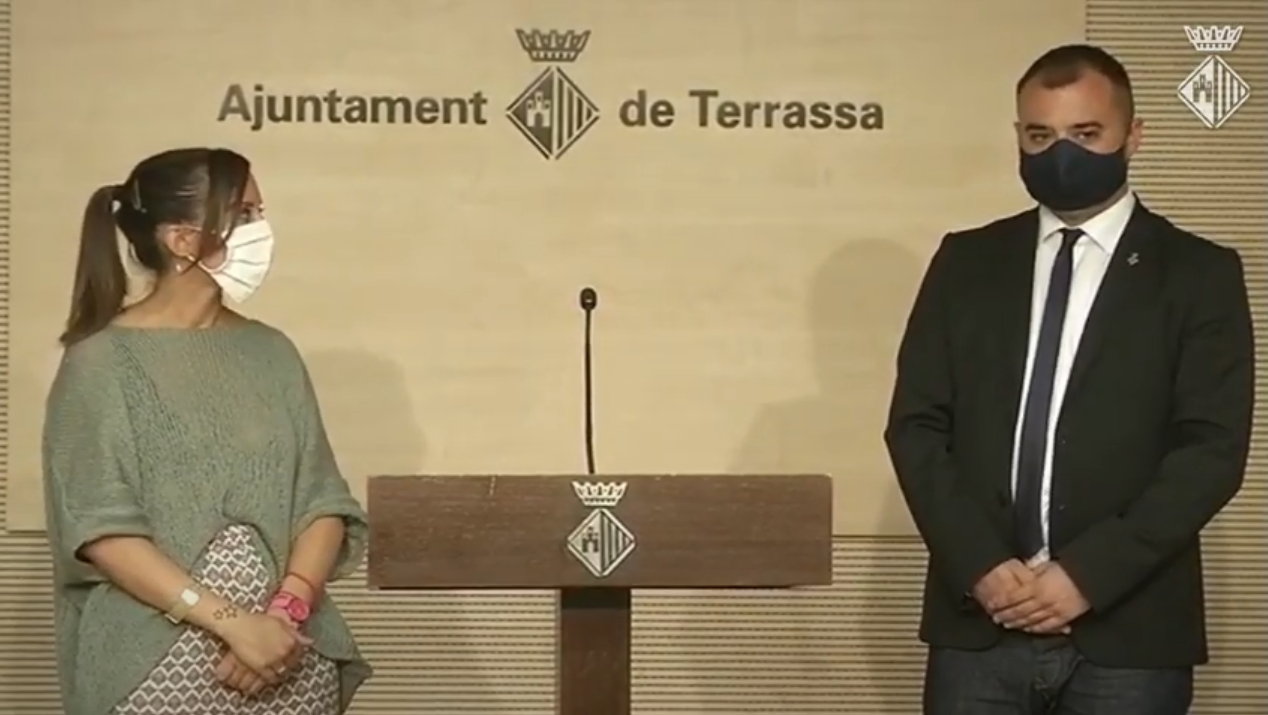 Jordi Ballart i Marta Farrés signant l'acord de cooperació | Cedida