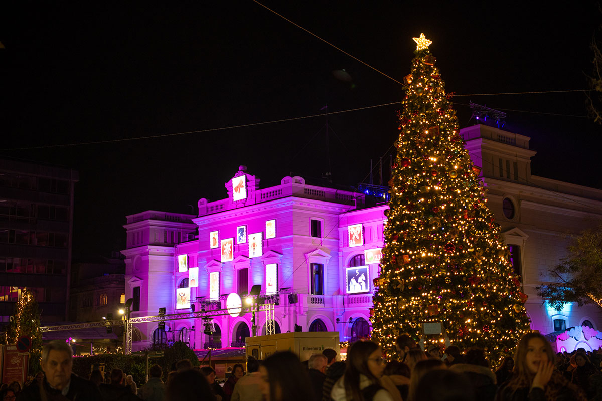 El centre de la ciutat ha sigut el primer punt on s'han encès aquestes llums de Nadal | Roger Benet