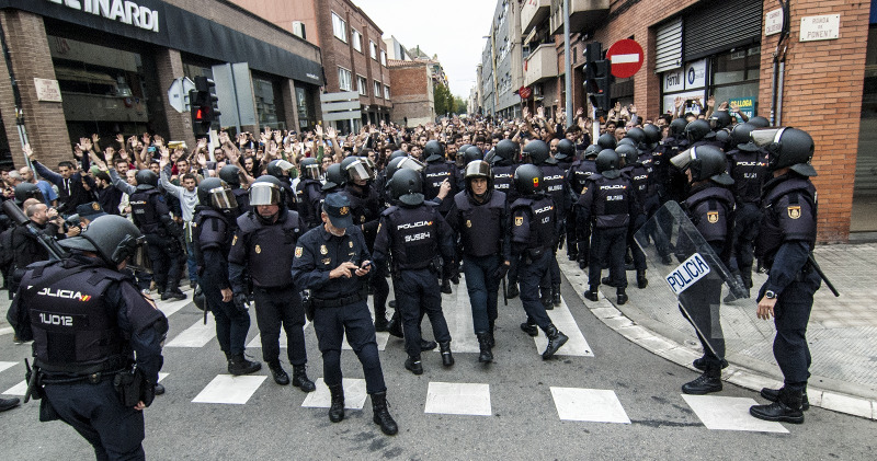 Conjunt d'antiavalots sortint del carrer Calderón | Iván Mardones 