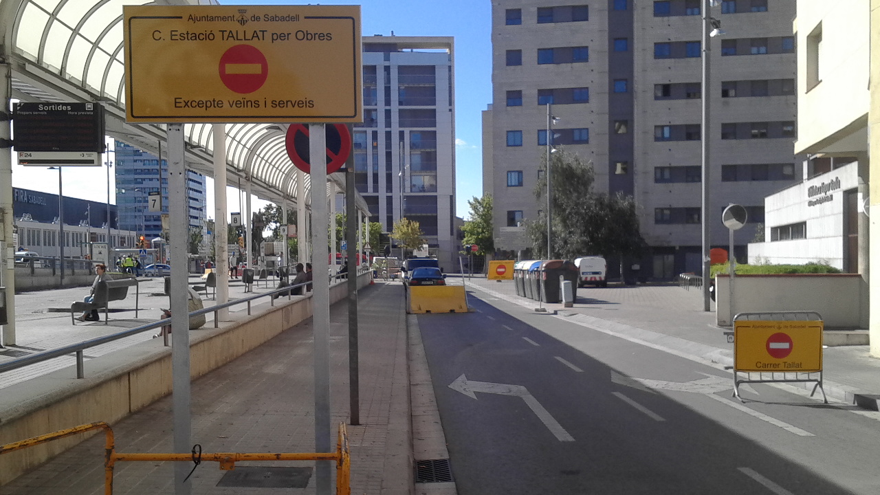 El carrer de l'Estació, tallat a la circulació de vehicles fins al 19 de novembre, quan finalitzaran les obres a Sabadell Centre.