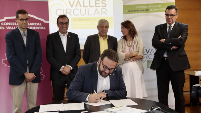 L'alcalde de Sabadell, Juli Fernández, durant la signatura