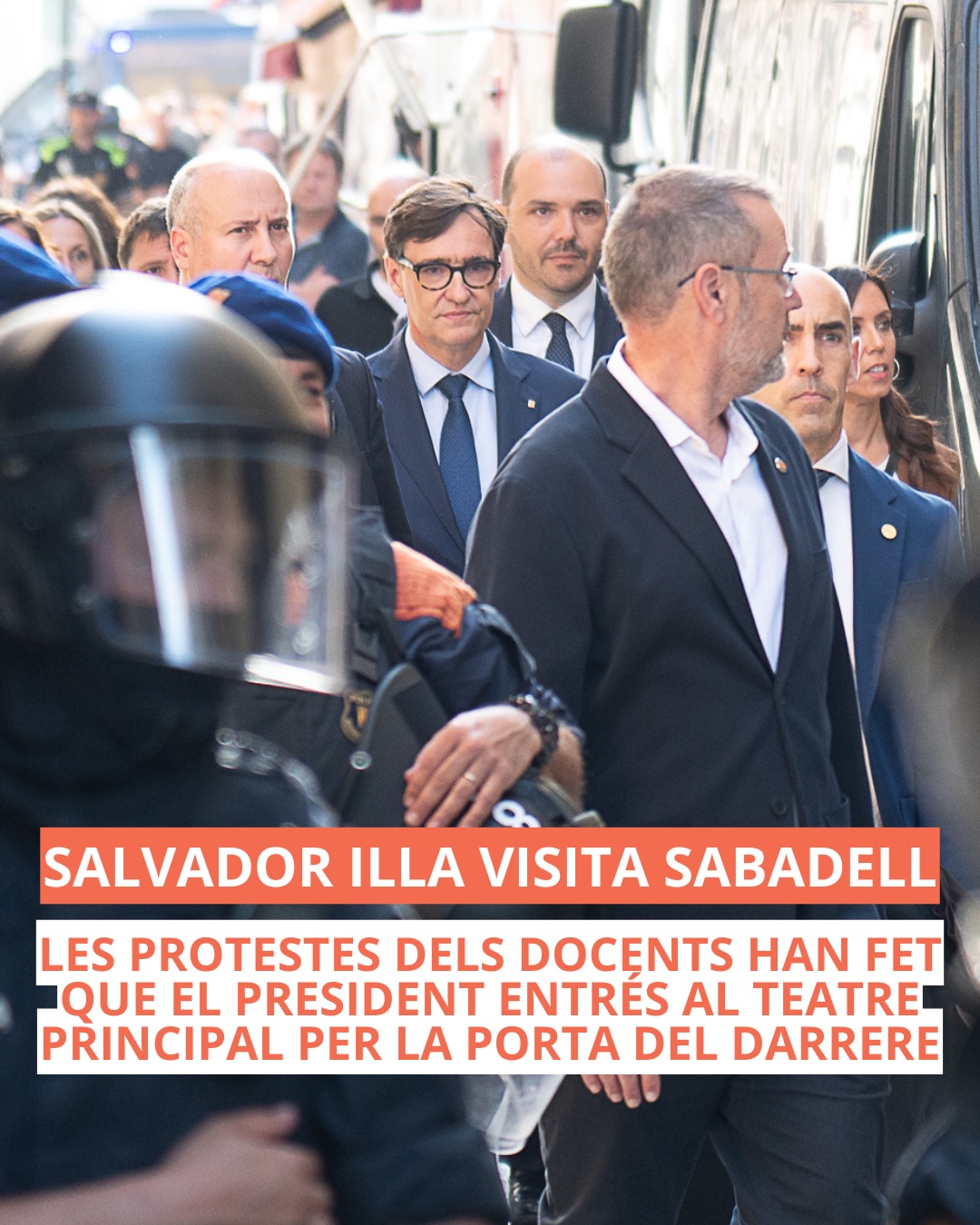 Illa entra per la porta del darrere del Teatre Principal