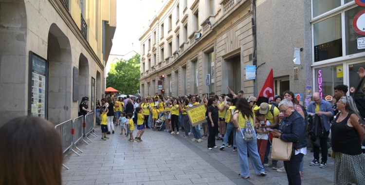 Bloqueig al Teatre Principal a l’espera de Salvador Illa