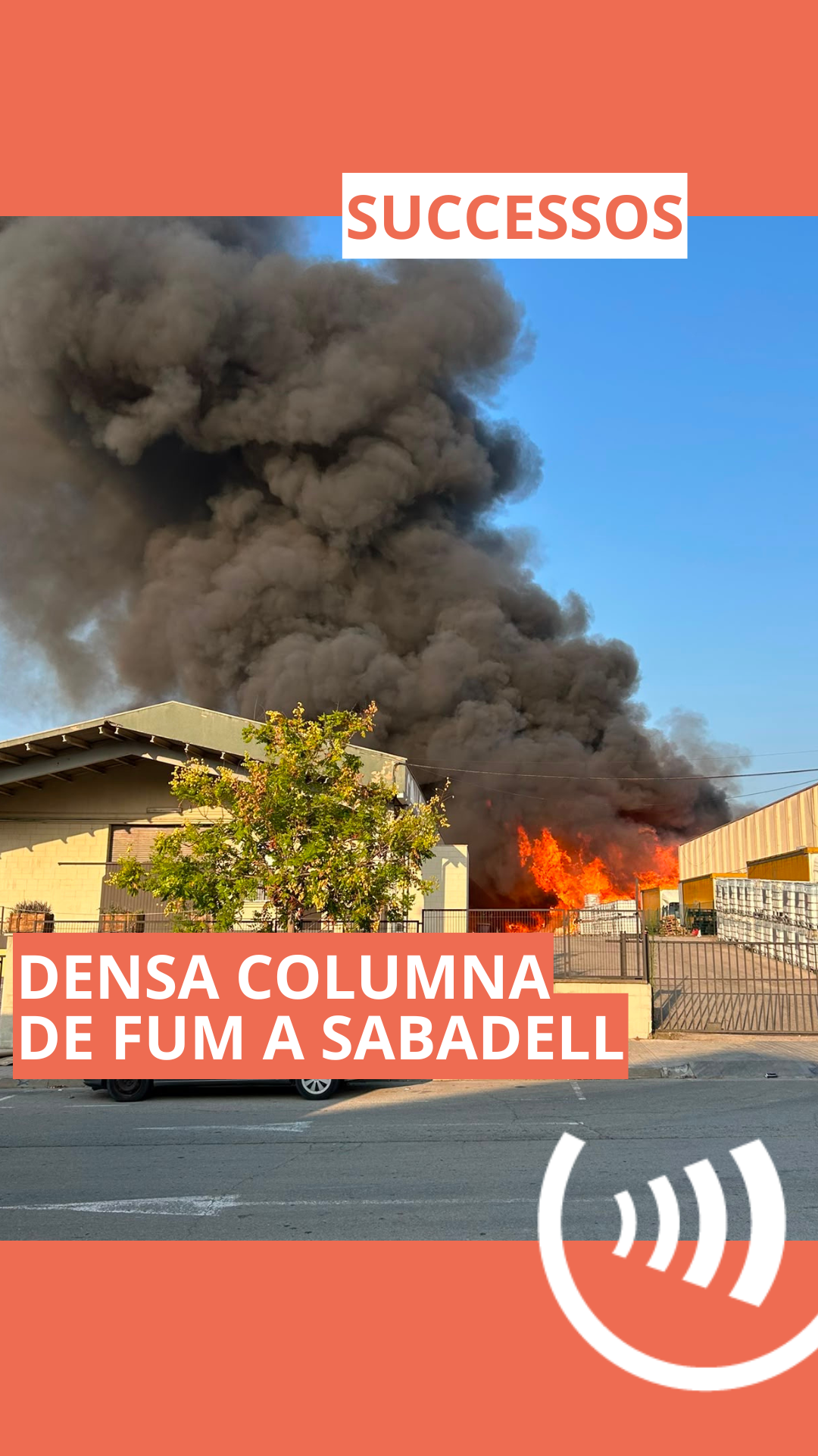 Densa columna de fum a Sabadell