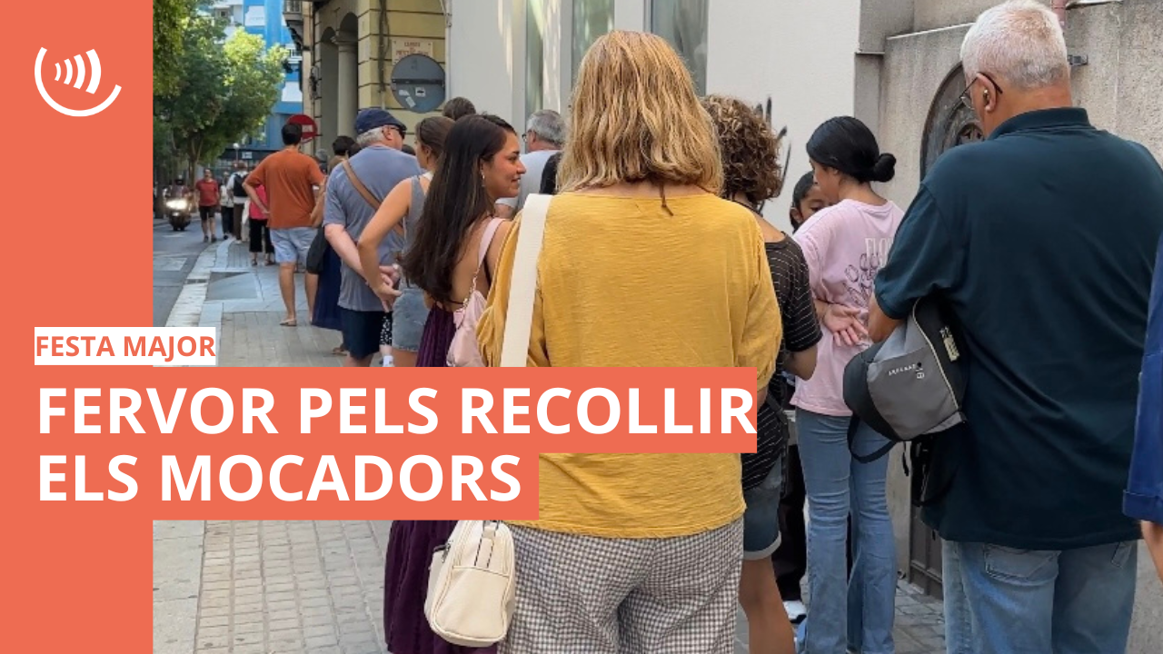 Llargues cues per recollir els mocadors de Festa Major