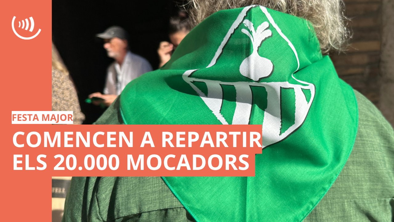 Llargues cues per recollir els mocadors de Festa Major