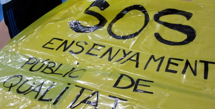 Imatge d'una pancarta on es pot llegir: "SOS. Ensenyament públic de qualitat" - © http://ineditviable.blogspot.com.es/