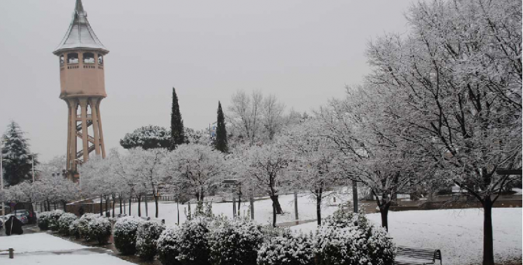 Fotografia de l'entorn nevat de la Torre de l'Aigua - © Ràdio Sabadell
