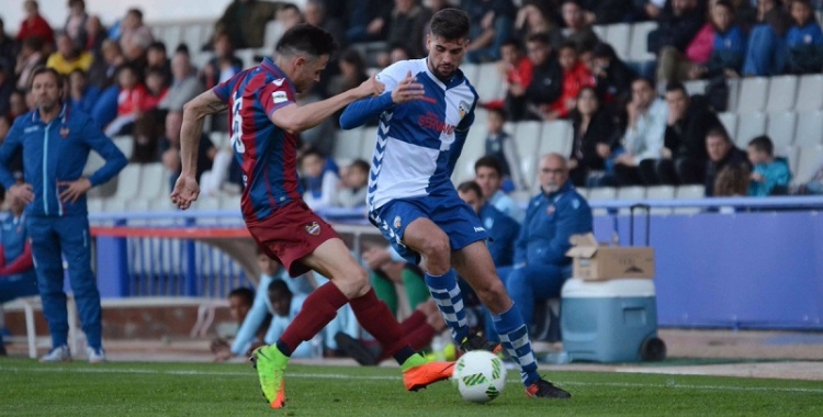 Adri Díaz en una acció del Sabadell-Atlético Levante d'aquesta tarda (Roger Benet - CES)