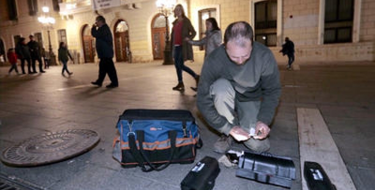 Un operari treballant a plaça Sant Roc | Arxiu