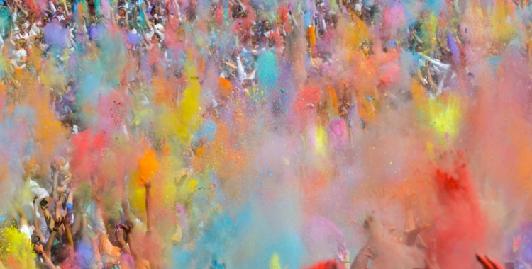 Moment de llançament dels colors. Holi Sabadell 2017 | Daniel Graell