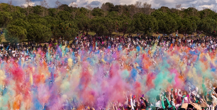 Moment del llançament de color a la festa Holi