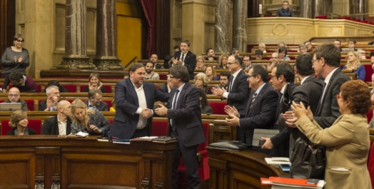 Carles Puigdemont i Oriol Junqueras es donen la mà