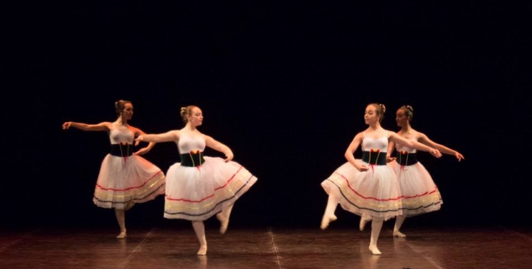 Moment de l'actucació de l'Escola de Dansa Stils de Sabadell.Font: Esbart Sabadell Dansaire. Autora: Laia Manyosa