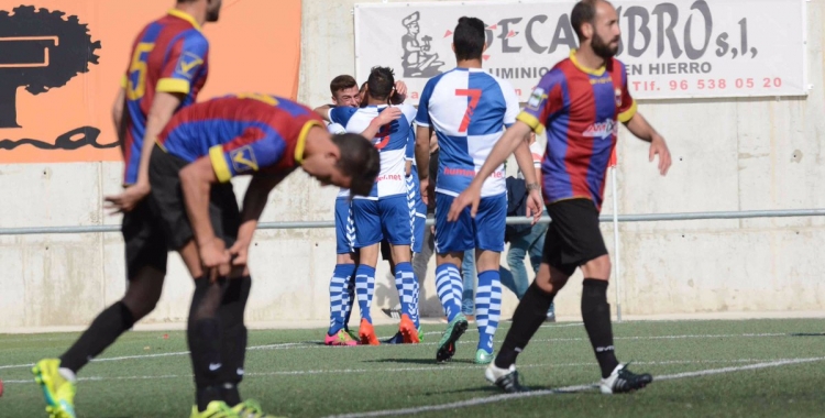 Celebració del primer gol arlequinat obra de Max Marcet | Roger Benet (CES)