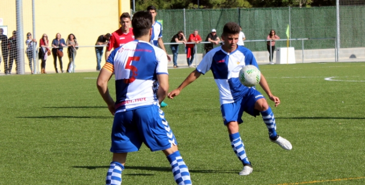 Guillem Pujol (d'esquena) i Adri Lladó en una jugada del partit contra l'Olot