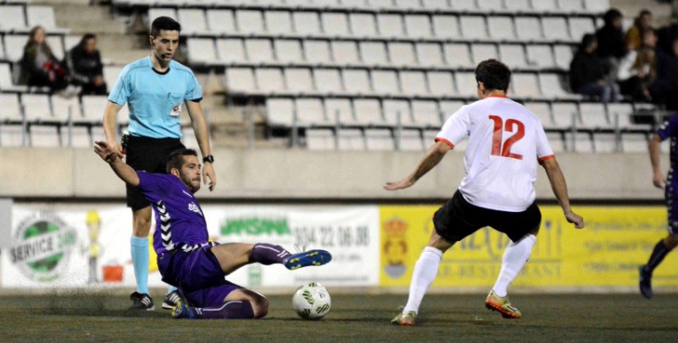 Juanjo Ciércoles en una jugada del partit contra l'Hospitalet de la primera volta