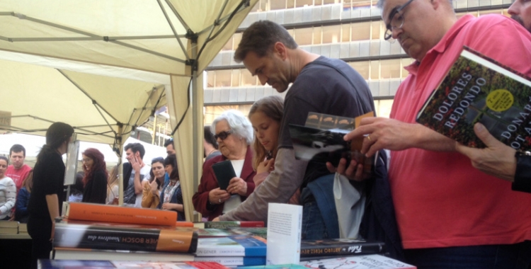 Una paradeta de llibres el dia de Sant Jordi a la Plaça Dr. Robert. Ràdio Sabadell