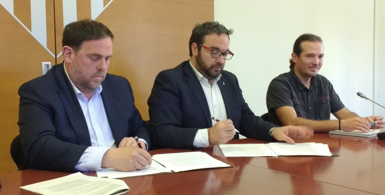 Junqueras, Fernández i Boada, durant la signatura del conveni per obrir la nova oficina