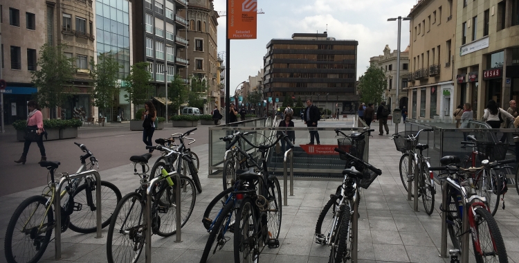 El passeig de la plaça major acollirà el gruix de les activitats de Sant Jordi | Mireia Sans