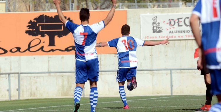 El davanter del Centre d'Esports, Max Marcet, celebra el primer gol del Sabadell