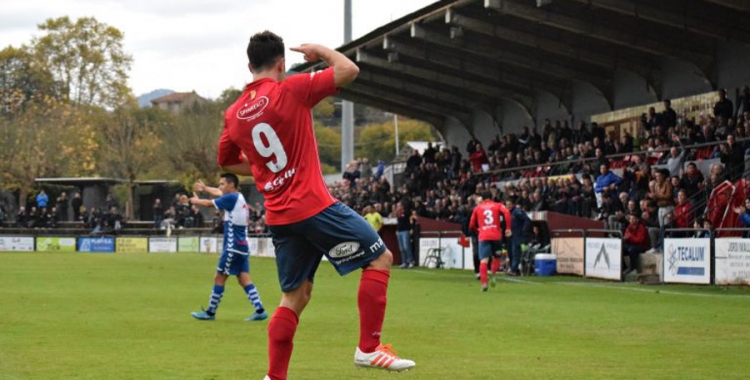 Marc Mas celebra un dels quatre gols marcats en el partit de la primera volta