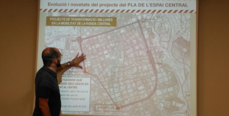 El tinent d'alcalde, Maties Serracant, davant del plànol que delimita el Pla de l'espai central de Sabadell
