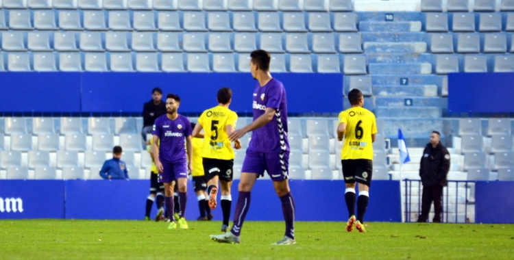 Ramón Verdú, de cara, allunyant-se dels jugadors del Lleida Esportiu, que celebren un gol