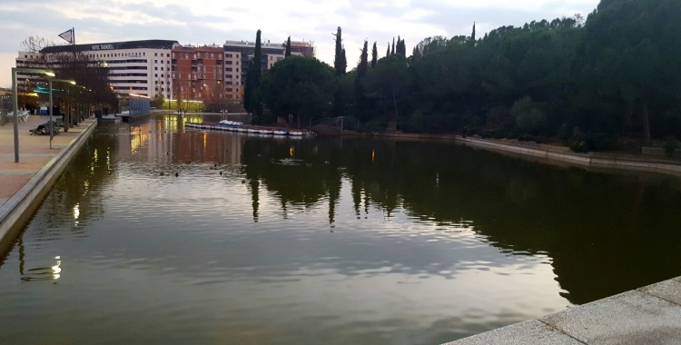 El llac del Parc Catalunya pateix pèrdues d'aigua