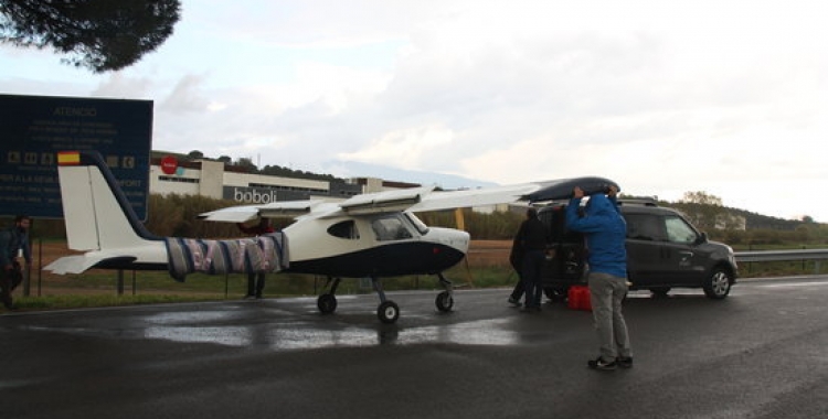 Imatge de l'avioneta a l'autopista