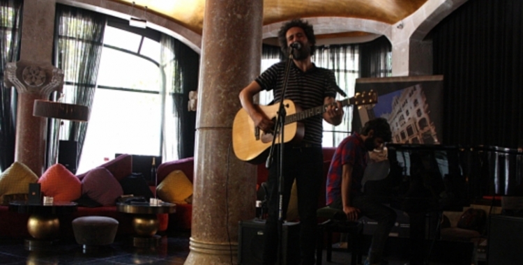 El cantant d'Estúpida Erikah en un concert