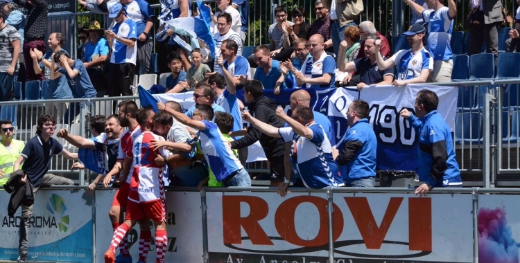 Max Marcet celebra el seu gol al camp del Prat amb l'afició