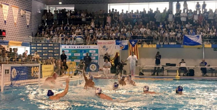 Imatge d'una jugada del partit d'aquest migdia a la piscina de Sant Sebastià