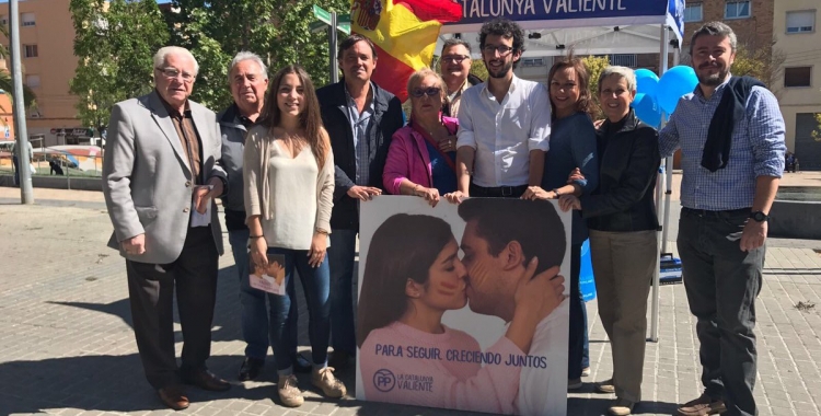 L'equip del PP davant de la carpa informativa. Foto: Partit Popular de Sabadell.