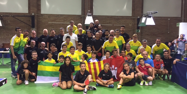 Bona part de la familia del Tennis Taula Sabadell 
