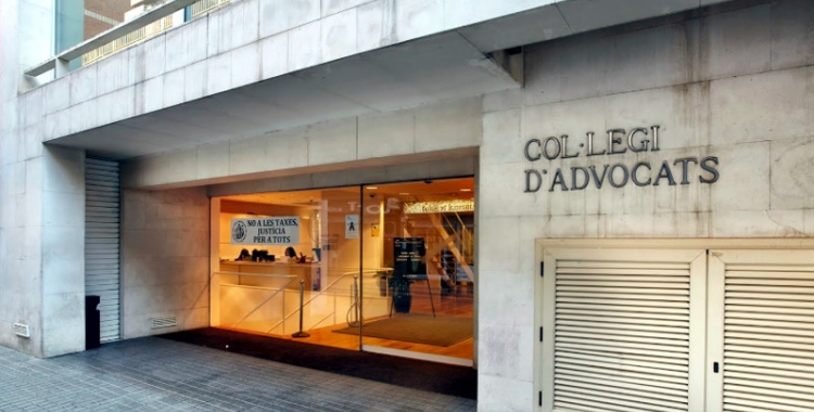 Imatge de l'entrada a la seu del Col·legi d'Advocats de Sabadell, al carrer Lacy