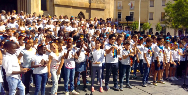 Els nens de sis escoles sabadellenques han fet un concert aquest matí a plaça Sant Roc/ Carme Pizà