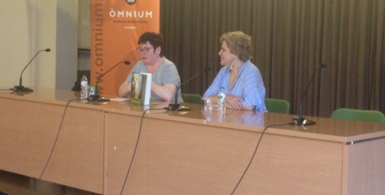 Montserrat Mateu (Òmnium) i Pilar Rahola durant la presentació. Foto: Ràdio Sabadell