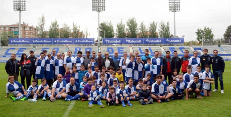 Foto de família a la gespa de la NCA amb els integrants del projecte de futbol inclusiu del CES