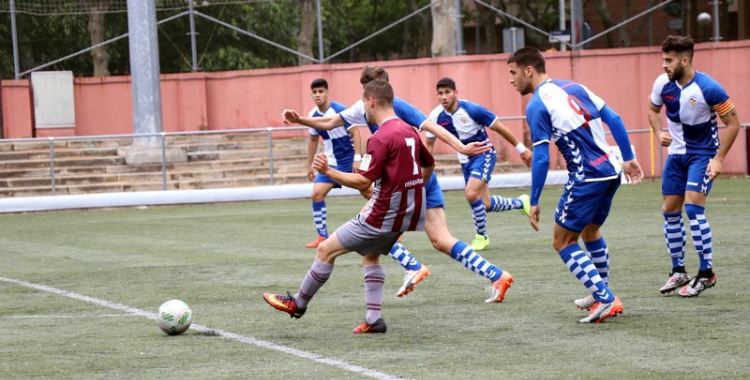 Els jugadors del Sabadell B persegueixen un jugador del Júpiter