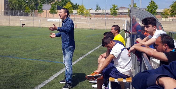 Juan Romero, entrenador del Juvenil A del Mercantil, donant instruccions als seus jugadors
