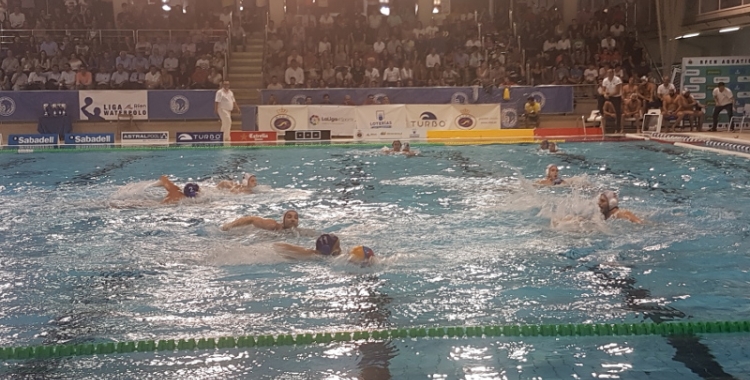 Gonzalo López Escribano defensa a Blai Mallarac durant el partit d'avui