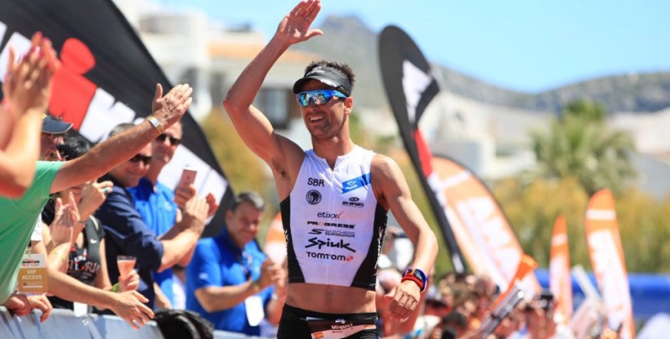 Miquel Blanchart saluda a la gent a l'arribada del Mig Ironman de Mallorca