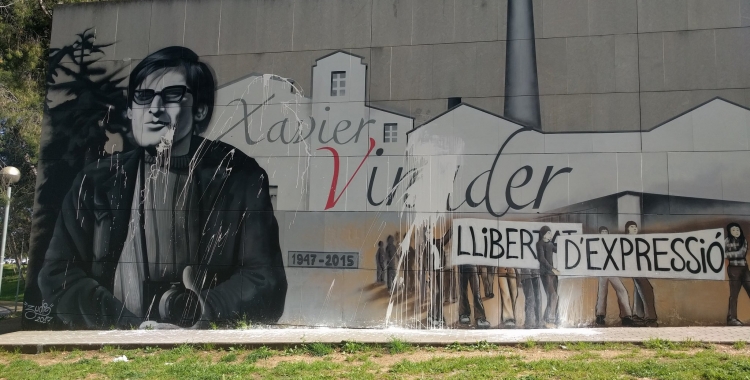 El mural a Xavier Vinader tacat per la pintura | @jor_berbis